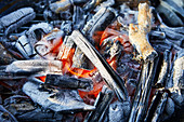 Brennende Holzkohle (Nahaufnahme)