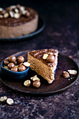 Ein Stück Schokoladen-Cheesecake mit Maltesers