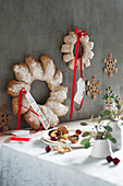 Dekorative gebackene Brotkränze zu Weihnachten