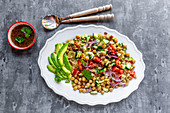Quinoasalat mit Kichererbsen, Avocado, Gurke und Tomaten