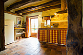 Ländliche Küche mit rustikaler Holzbalkendecke