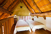 Zwei Einzelbetten im rustikalen Dachzimmer