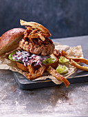 Doppelburger mit Pulled Pork und Coleslaw