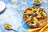 Paella mit Meeresfrüchten, Chorizo und Zitrone (Spanien)