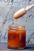 Griechischer Honig im Glas und auf Honiglöffel