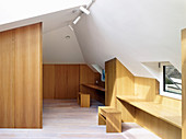 Arbeitszimmer im ersten Stock mit maßgefertigten Holzmöbeln