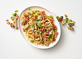 Linguine with clams and tomatoes