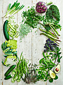 Grüne Gemüsesorten um den Bildrand