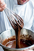 Teig für Schokoladen-Erdnussbutter-Brownies verrühren