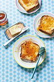 Toastbrot mit Butter und Honig