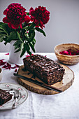 Schokoladen-Zucchini-Kuchen auf Baumscheibe
