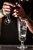 Barkeeper aromatisiert Cocktail