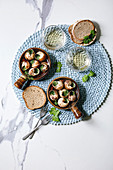 Escargots de Bourgogne (Schnecken mit Kräuterbutter) dazu Brot und Wein