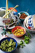 Stilleben mit thailändischen Currypasten, Zitronengras und Koriander