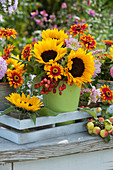 Sträuße mit Sonnenblumen, Zinnien, Dahlien und Zieräpfeln