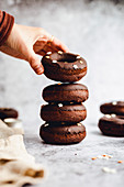 Hand greift Schokoladen-Donut