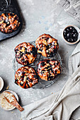 Brötchen-Muffins mit Blaubeeren und Mandeln auf Abkühlgitter