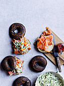 Bagels mit Räucherforelle, Kaviar. Knollensellerie, Kohlrabi und Fenchel-Remoulade