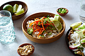 Veganer Reisnudelsalat mit frischem Gemüse, Limette und Erdnusssauce