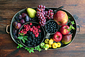 Herbststillleben mit Früchten und Beeren