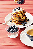Dinkel-Pancakes mit Cream Cheese und Blaubeeren