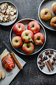 Äpfel, frisch und getrocknet, Zimt, Sternanis und Haselnüsse