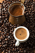 Griechischer Kaffee mit Kaffeebohnen