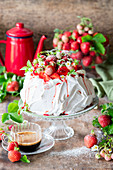 Pavlova mit Erdbeeren