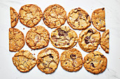 Chocolatechip Cookies auf Marmoruntergrund