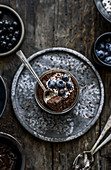 Schokoladenmousse mit veganem Aquafaba und Blaubeeren