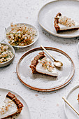 Vegane Torte mit Kokoscreme und weißen Johannisbeeren