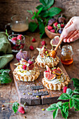 Fig tartlets with mascarpone and honey