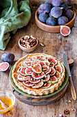 Fig tart with honey and nuts