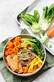 Vegane Nudel-Bowl mit Pak Choi, Ananas und Tofu