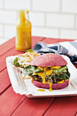Red Burger mit veganen Hack-Patties und Babyspinat
