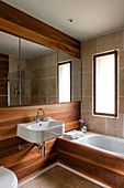 Badezimmer mit Nussbaumholz-Verkleidung