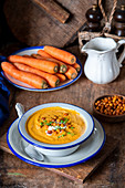 Karottensuppe mit Kichererbsen