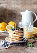 Pancakes mit Lemon Curd und Heidelbeeren