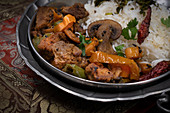 Seitan-Curry mit Pilzen, Paprika und Reis (Indien)
