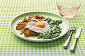 Fried egg, creamed spinach and fried potatoes