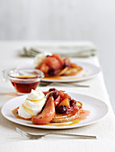 Zimt-Pancakes mit Obstkompott, Ahornsirup und Sahne