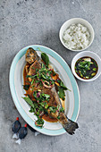 Forelle mit asiatischer Kräutermarinade und Reis