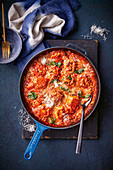 Ricotta-Geflügelbällchen mit Risoni in Tomatensauce