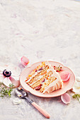 Ein Stück Meringue-Buttercremetorte mit Dulce de Leche und Erdbeeren
