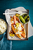 Hot Dog mit dänischer Polser-Wurst, Remoulade und Essiggurken