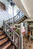 Treppenhaus und Diele mit Gartenzugang