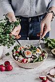 Frühlingssalat mit Radieschen, Kräutern und Eiern