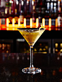 Cocktail mit Zitronenschale in einer Bar