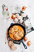 Zwiebel-Putenschnitzel mit Mozzarella überbacken