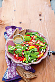 Baby spinach salad with oranges, peppers and mozzarella